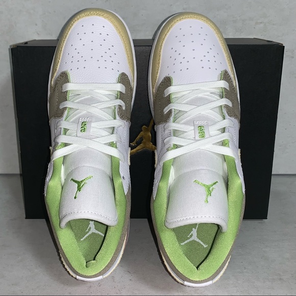 Air Jordan 1 Low SE Pastel Grind Vivid Green GS 7Y/ 8.5W - Picture 3 of 5